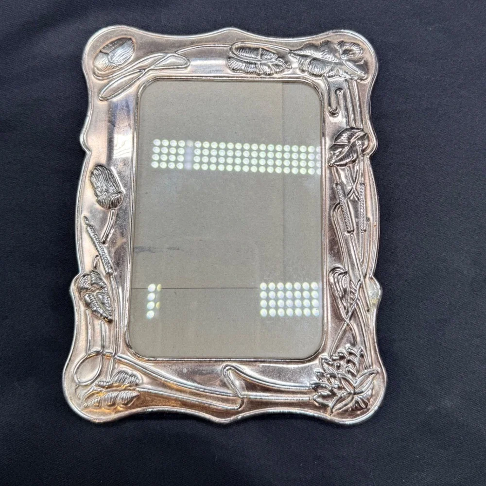Art Nouveau Style Silver Tone Floral Embossed Picture Frame 3.5x5 Scalloped
